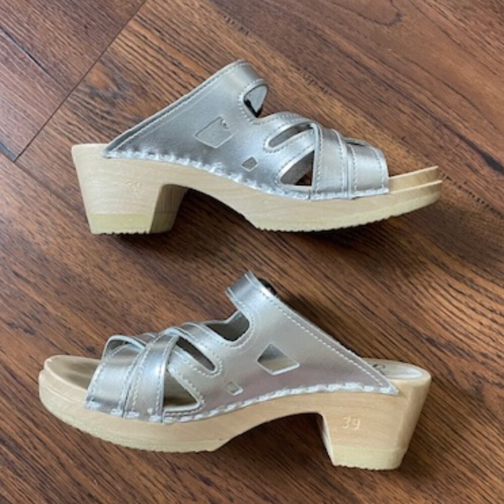 Sven Silver Leather Buckle Low Heel Clogs 39